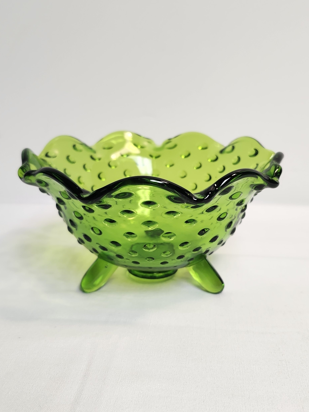 Vintage emerald green glass hobnail trifoot bowl with a ruffled rim L.E. Smith